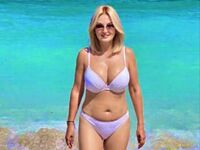 girl topless AnneNicolle