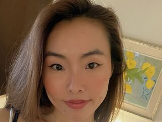 naked camgirl masturbating with vibrator AlinaBery