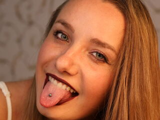 masturbating webcam girl BelleCox