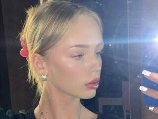 naughty camgirl masturbating with vibrator FlorrieBarraza