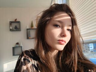 camgirl playing with vibrator KlaraWinett