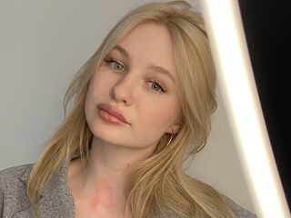 naughty cam girl fingering shaved pussy OdeliaMilbourn