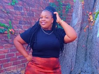 strip show PearlyBrown