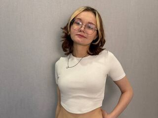 hot cam girl masturbating with dildo ShemikaDestro