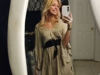 naked girl with webcam fingering pussy SuzySweetSteps